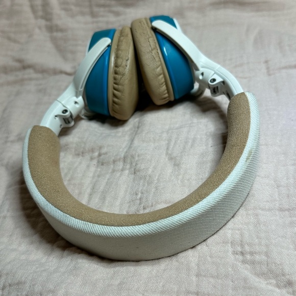 BOSE WHITE SOUNDLINK ON-EAR BLUETOOTH WIRELESS HEADPHONES - Picture 10 of 14